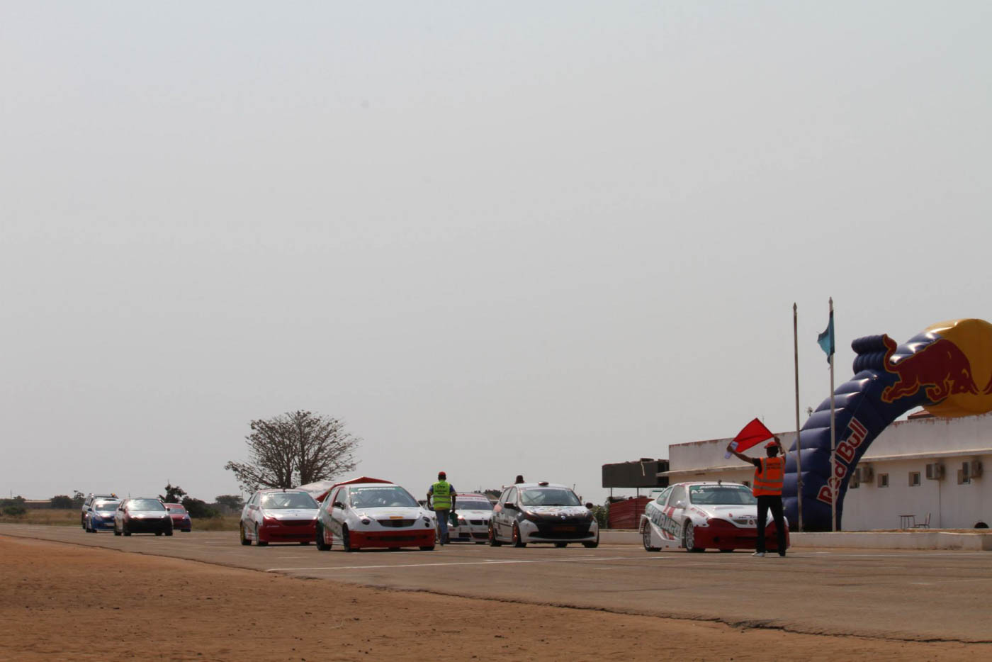 O CNV de Angola continua a padecer de uma superior adesão - na terceira ronda, disputada no Autódromo de Luanda, apenas nove carrros à partida nos Turismos, e não mais do que três entre os Super Sport