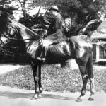 Ettore Bugatti a cavalo nos terrenos de Molsheim, onde fundou a marca com o seu nome