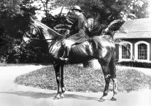 Ettore Bugatti a cavalo nos terrenos de Molsheim, onde fundou a marca com o seu nome