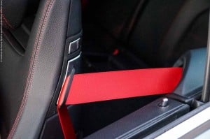 Ainda que característicos deste pacote de equipamento, os cintos de segurança vermelhos podem, a pedido do cliente, ser de cor preta sem acréscimo de custo