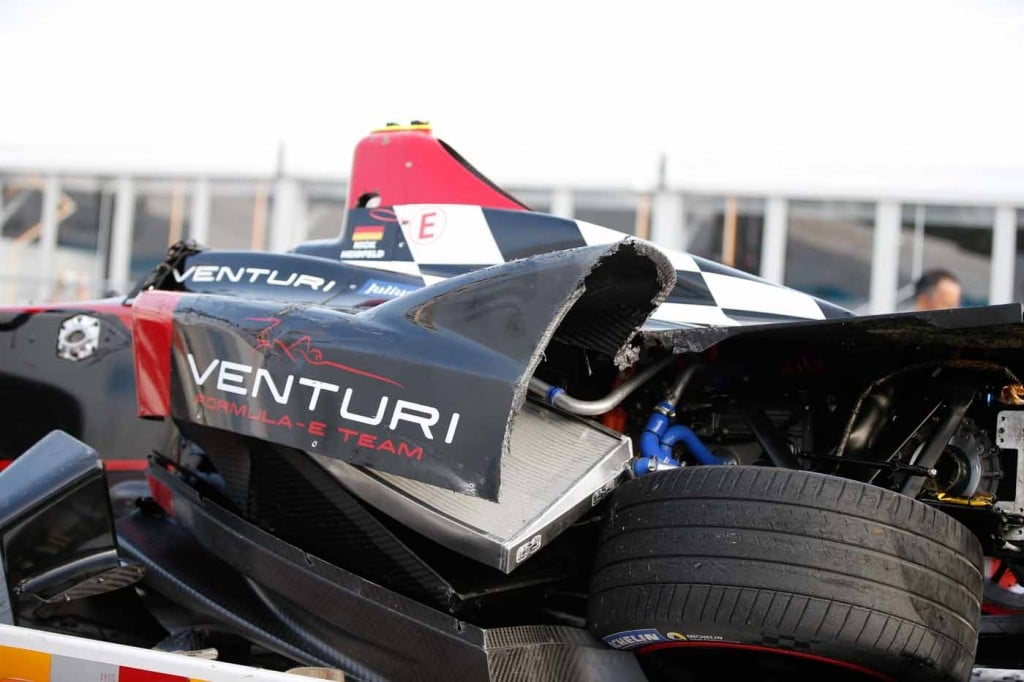 O Venturi de Nick Heidfeld não ficou bem tratado após o acidente com Nicolas Prost