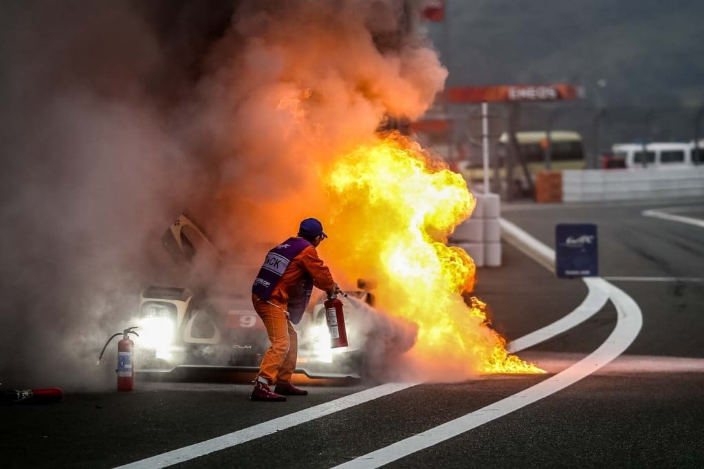 O Lotus T129 de James Rossiter, Pierre Kaffer e Christophe Bouchut abandonaram quando o carro começou a arder na linha das boxes
