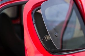 As janelas traseiras de abertura a compasso são um dos pormenores que ilustram a vocação de veículo citadino acessível do novo Peugeot 108