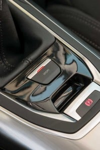 Para activar o modo Sport do Driver Sport Pack basta pressionar um botão existente junto à alavanca de comando da caixa de velocidades