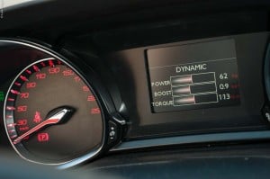 O indicador de potência, binário e pressão do turbo activa-se quando selecionado o modo Sport do Driver Sport Pack