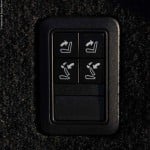 Uma consola na bagageira, e no habitáculo, permite montar ou rebater electricamente, ao toque num botão, os bancos da terceira fila