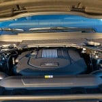 O motor 3.0-V6 turbodiesel tem no motor eléctrico um excelente aliado, com o conjunto a oferecer um rendimento e prestações equivalentes aos da versão SDV8, mas com consumos inalcançáveis por qualquer outro RR