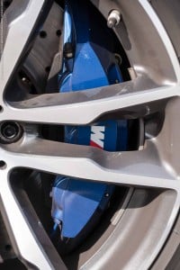 O poderoso sistema de travagem é essencial para tirar todo o partido do potencial dinâmico do BMW X5 M