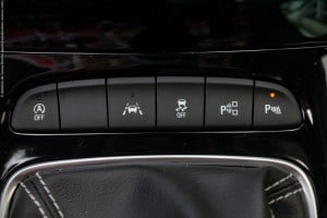 Para facilitar a tarefa do condutor, na base da consola central existem botões para operação directa dos auxiliares de condução