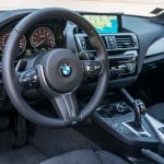 Interior na linha do conhecido da BMW, marcado pela posição de condução primorosa