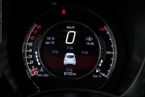 Estando o modo Sport seleccionado, a escala à direita do velocímetro passa a indicar a percentagem de acelerador utilizada