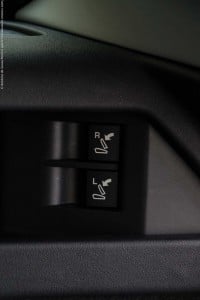 Para rebater os bancos traseiros a partir da bagageira, basta pressionar os botões existentes para o efeito no respectivo painel lateral