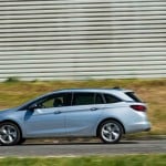 A dinâmica de condução é muito boa, e os limites são mais impostos pelos pneus e pelas prestações permitidas pelo motor turbodiesel de 110 cv