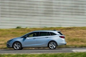 A dinâmica de condução é muito boa, e os limites são mais impostos pelos pneus e pelas prestações permitidas pelo motor turbodiesel de 110 cv