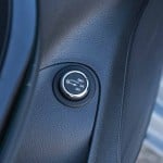 O botão instalado na porta do condutor permite definir a abertura do portão traseiro total ou a 3/4