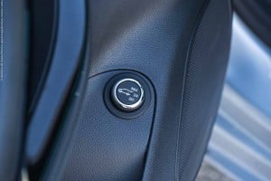 O botão instalado na porta do condutor permite definir a abertura do portão traseiro total ou a 3/4