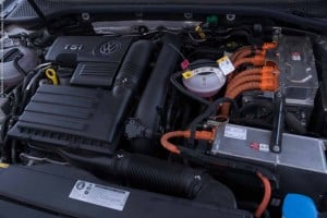 Além de oferecer uma autonomia de 35-45 km no modo eléctrico, a motorização garante excelentes prestações e óptimos consumos