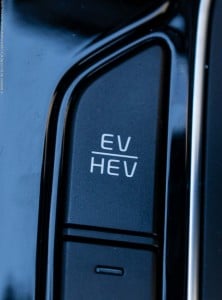 Apenas dois modos de utilização: totalmente eléctrico (EV) e híbrido (HEV)