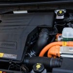 Apesar de anunciar um rendimento combinado equivalente, o grupo motoprooulsor híbrido conta com um motor eléctrico 16 cv mais potente, o que se reflecte nas prestações