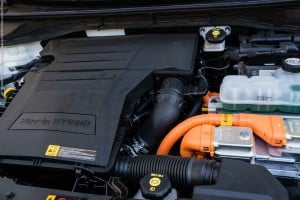 Apesar de anunciar um rendimento combinado equivalente, o grupo motoprooulsor híbrido conta com um motor eléctrico 16 cv mais potente, o que se reflecte nas prestações