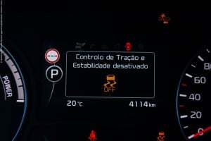 Mesmo desprovida de qualquer pretensão desportiva, a Optima SW PHEV permite desligar o ESP em duas faees, o que é sempre de saudar