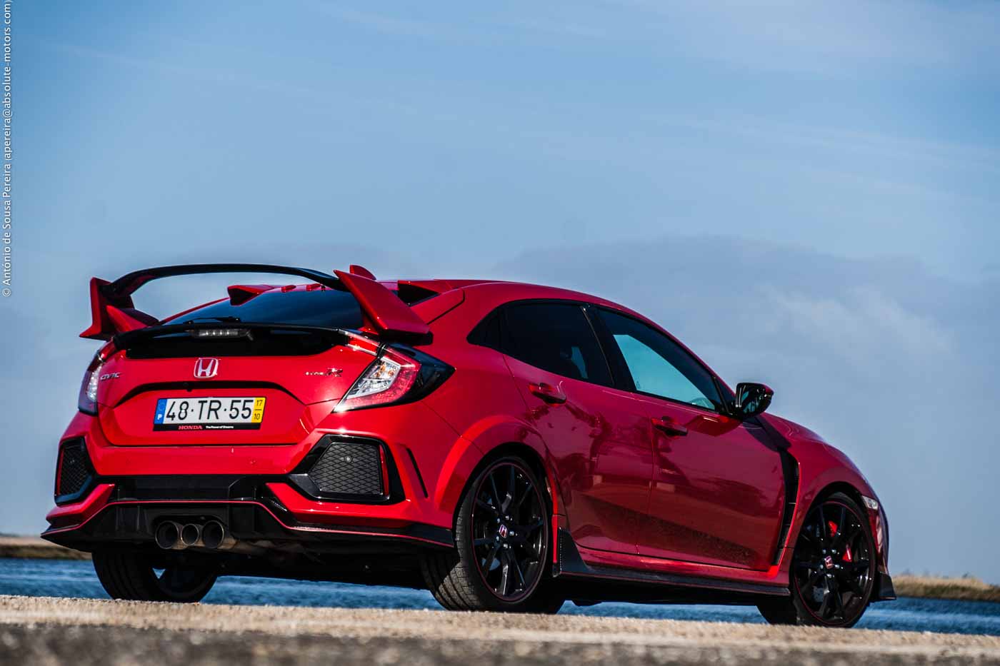 Não há qualquer hipótese de o novo Civic Type R passar despercebido onde quer que seja, mas vale-lhe que todos os elementos extra que exibe face às versões "normais" são essenciais para o seu desempenho dinâmico de excepção