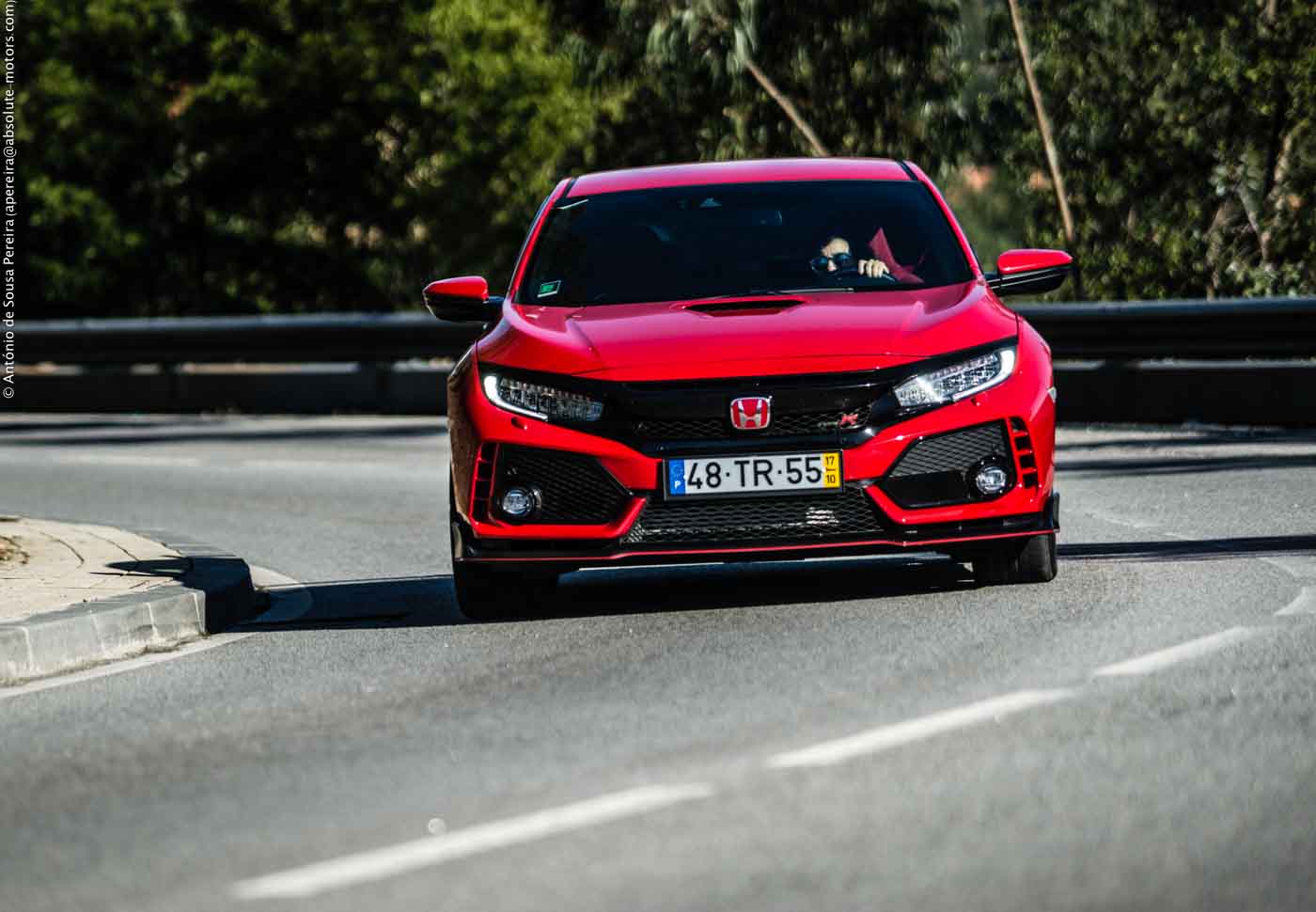 É nos traçados mais retorcidos que o novo Civic Type R exibe toda a sua supremacia, graças a um desempenho dinâmico capaz de estampar um sorriso de prazer na face de quem o conduz