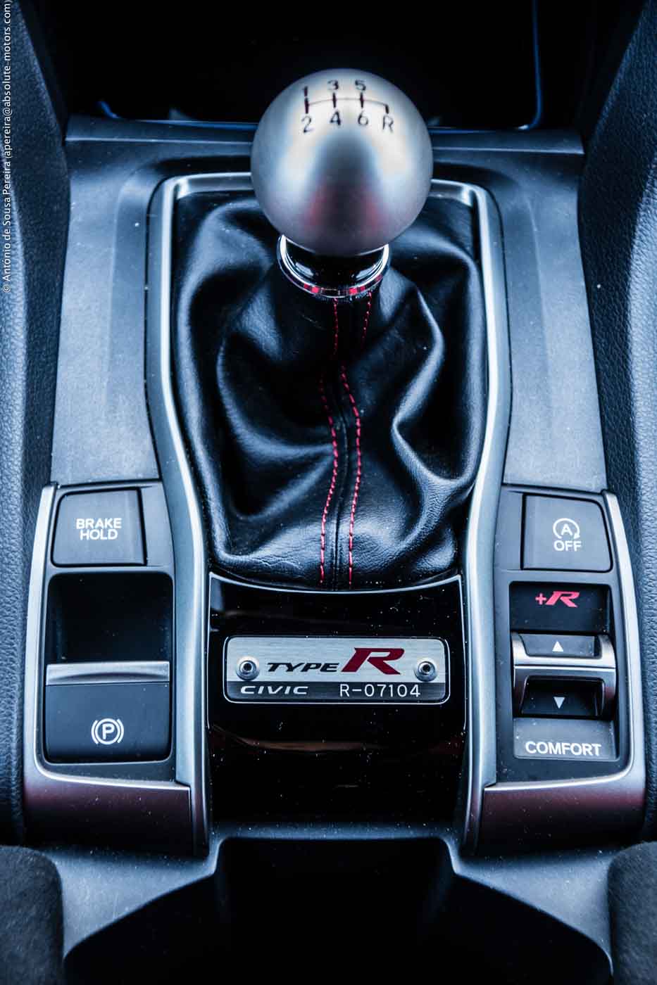 O selector dos modos de função elege, por omissão, o modo Sport, podendo o condutor optar também entre o mais moderado Comfort e o mais radical +R