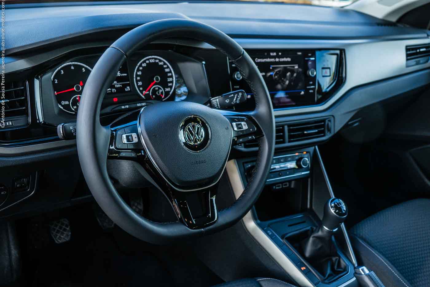 O rigor da montagem e dos acabamentos é um dos elementos decisivos para que o novo VW Polo volto a posicionar-se no topo da classe em termos de qualidade. O equipamento de série devia ser mais generoso, a habitabilidade e a capacidade da mala são refrenciais