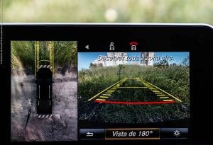 O ecrã de generosas dimensões do sistema de infoentretenimento serve também para exibir as imagens captadas pela câmara panorâmica de 360°