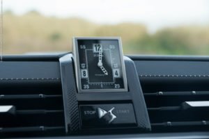 O relógio B.R.M. é exlusivo do DS 7 Crossback, o que é um ponto a favor, mas o respectivo desenho podia estar mais de acordo com o visual requintado do modelo