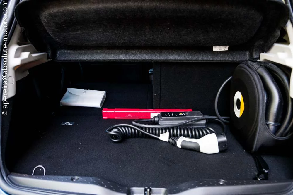 Para carregar o smart EQ forfour numa tomada convencional é necessário adquirir o respectivo cabo de corrente, opcional orçado em €310