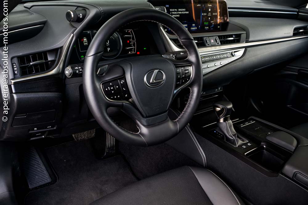Qualidade geral exemplar, posto de condução perfeito e equipamento de série reforçado para o mais acessível dos Lexus ES 300h